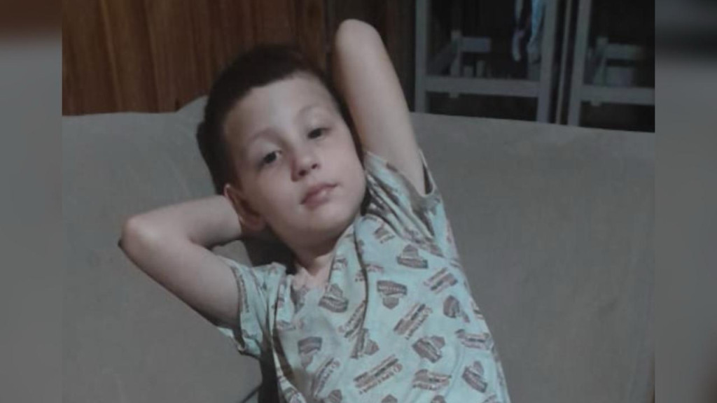 Menino de 5 anos que sofre com problemas motores precisa de ajuda, em São João Batista