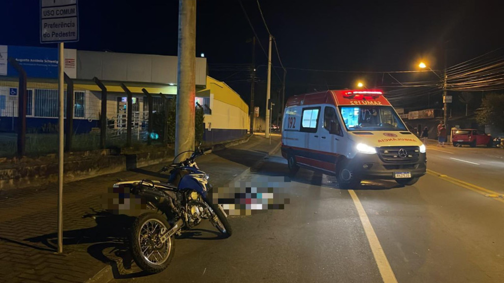 Motociclista morre após bater em cheio contra um poste em Blumenau