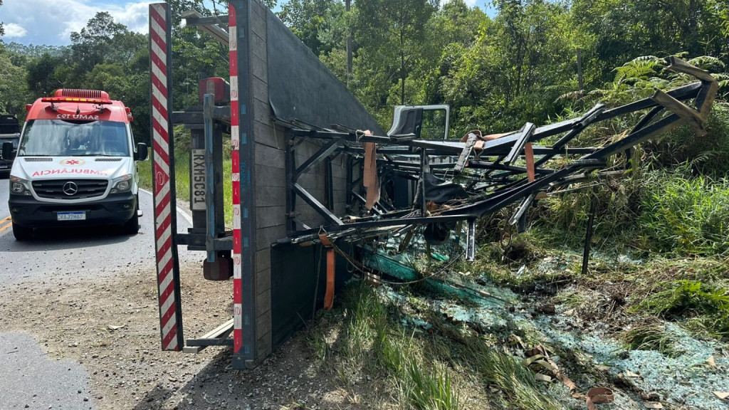 Acidente na SC-108: Caminhão com carga de vidros tomba e deixa 3 feridos em Nova Trento