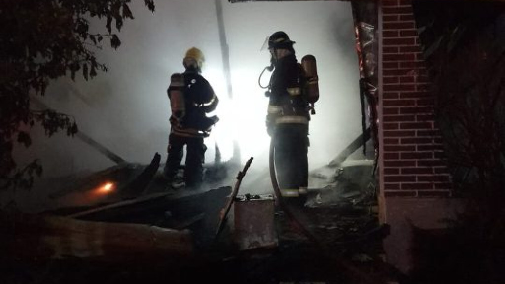 Idosa tem casa destruída por incêndio provocado por vela no Vale do Itajaí