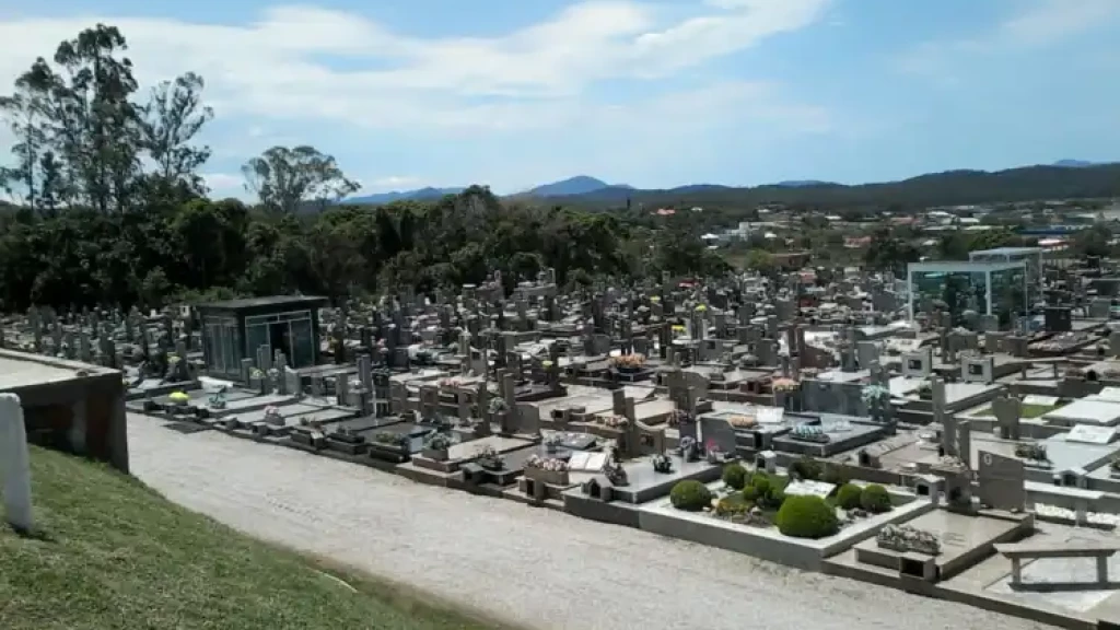 Mãe encontra restos mortais do filho e passa mal durante sepultamento do marido, em Canelinha