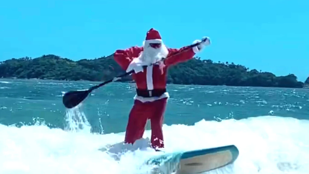 VÍDEO: Papai Noel chega pelo mar em Bombinhas e faz a alegria da criançada