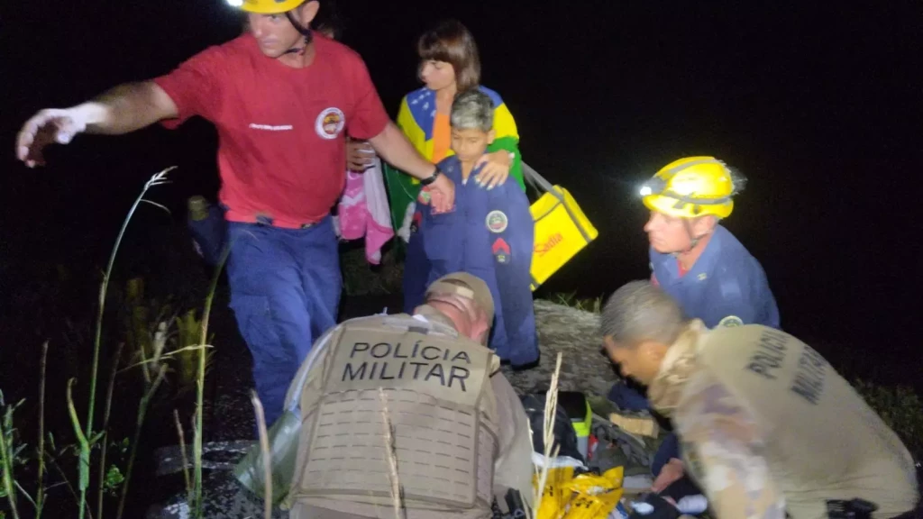 Argentinos com crianças são resgatados após se perderem em trilha de Florianópolis