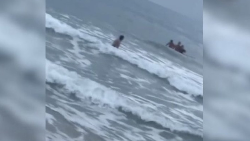 Policiais salvam jovem de afogamento em praia catarinense