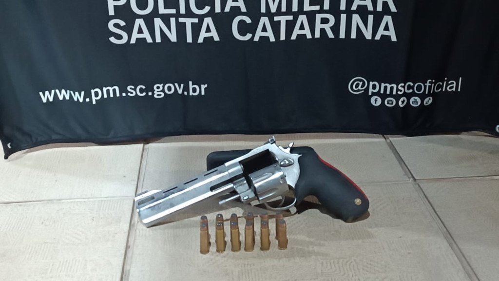 Bêbado é flagrado dormindo ao volante com arma de fogo carregada em SC