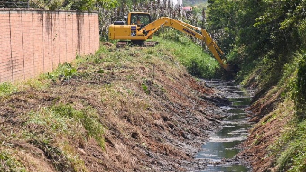 Biguaçu faz limpeza de valas em ação de prevenção contra enchentes