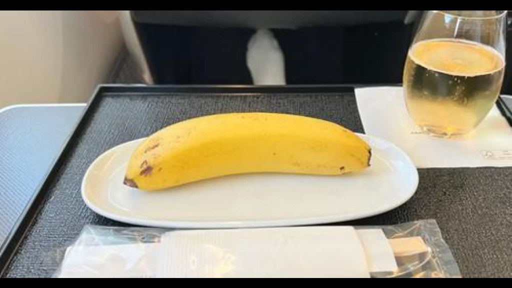 Passageiro pede refeição vegana em avião e recebe só uma banana