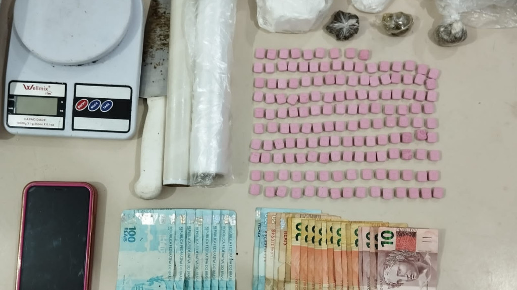 PM desarticula ponto de tráfico e captura casal com drogas e moeda falsa em Itapema