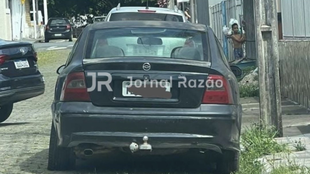 Ladrões furtam carro estacionado em rua de Itajaí para fazer 'usucapião'