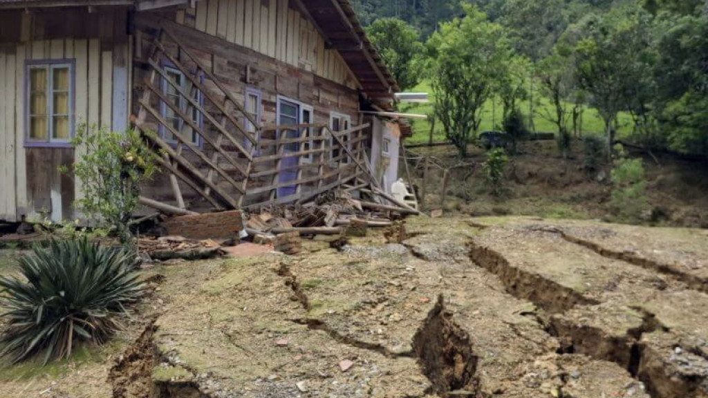 Deslizamento provoca rachaduras e moradores ficam desabrigadas no  Alto Vale do Itajaí