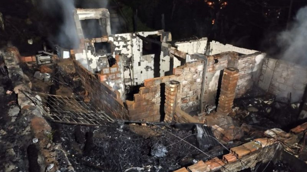 Casa é completamente destruída pelas chamas em Florianópolis