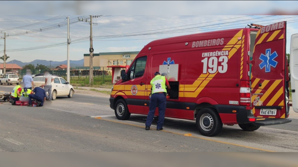 Acidente entre carro e moto na SC-410, em Tijucas, deixa ferido