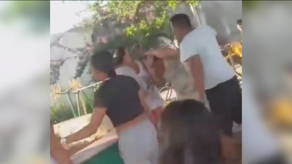 ‘Homem’ é flagrado agredindo mulheres com ‘capacetadas’ na cabeça, em Camboriú