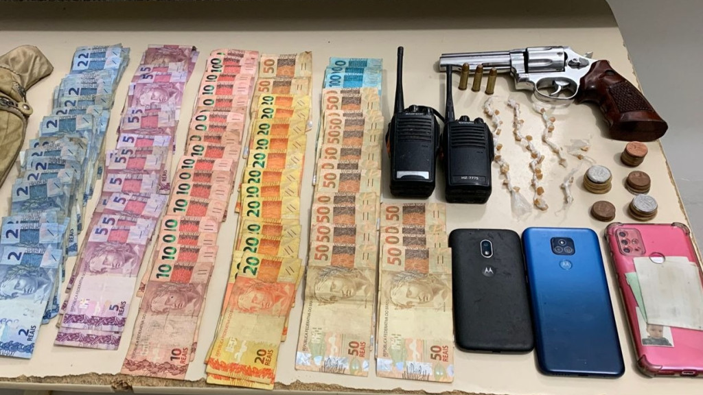 Dupla é presa com arma, drogas e dinheiro em Itapema