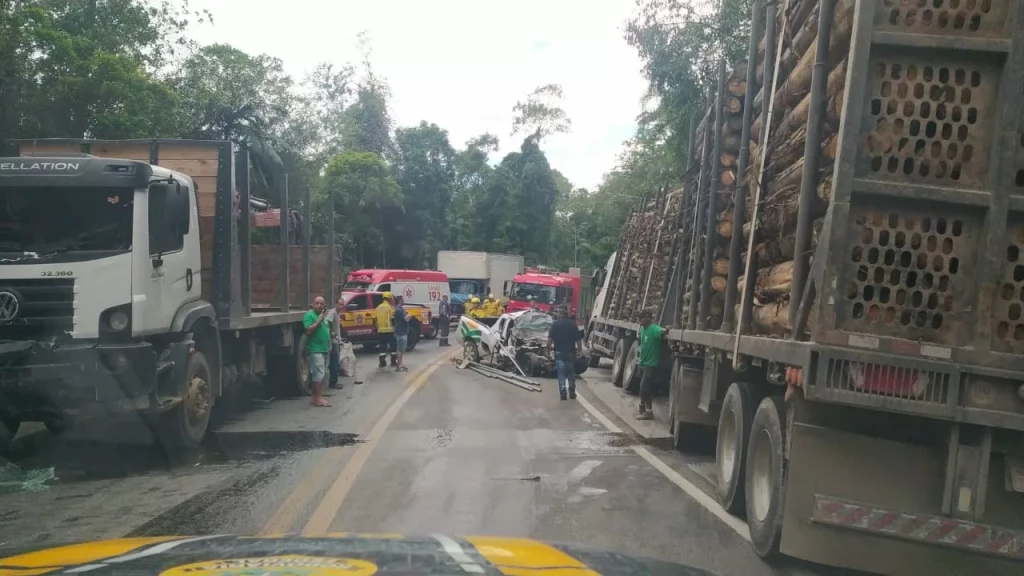 Colisão entre carro e caminhão mata uma pessoa e interdita BR-282