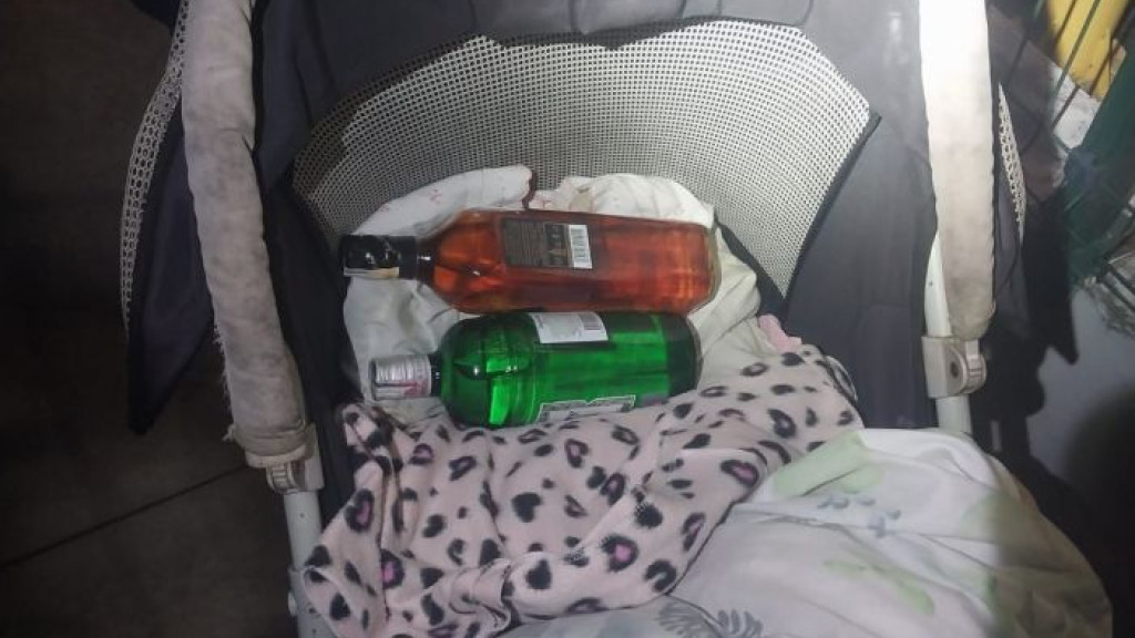 Casal furta bebidas e esconde em carrinho de bebê com filho de 1 ano dentro