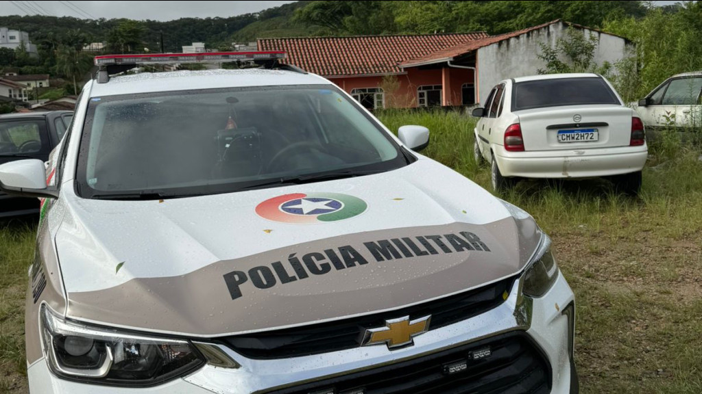 Carro furtado em Tijucas é encontrado em terreno baldio de São João Batista