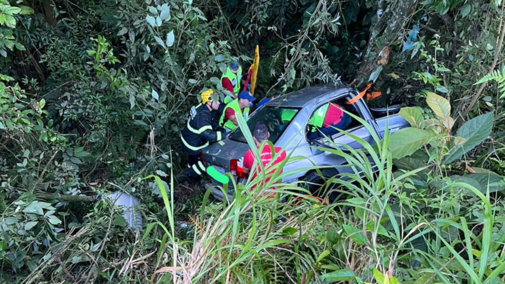 Motorista escapa da morte após carro despencar de ribanceira em Criciúma