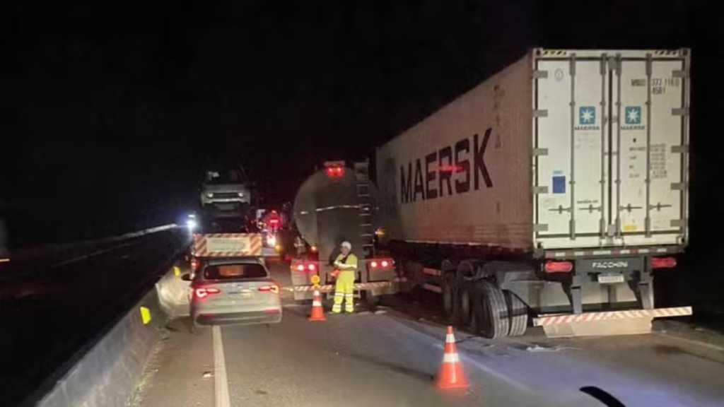 Engavetamento em trecho de obras na BR-101 termina em tragédia com caminhoneiro morto