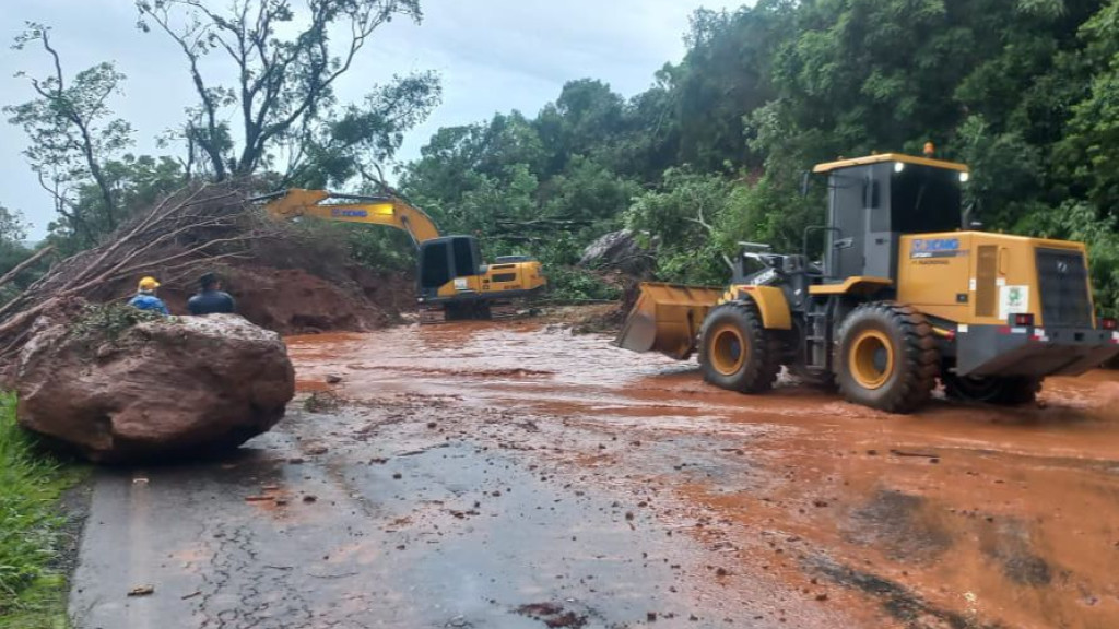 Grande deslizamento de terra deixa rodovia de SC completamente interditada