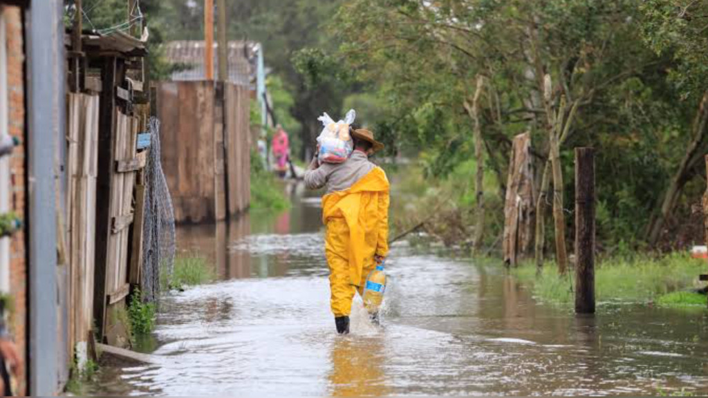 Inundações avançam sobre cidades do Sul de RS e moradores são evacuados de casa