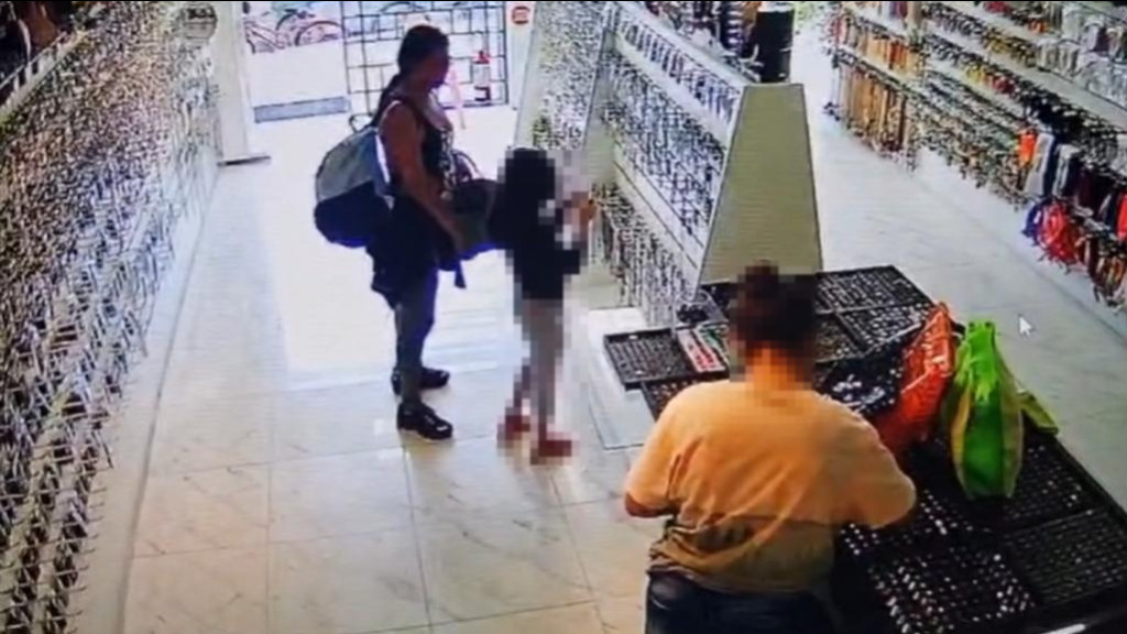 Mãe' leva filhas para roubar em loja de Tijucas