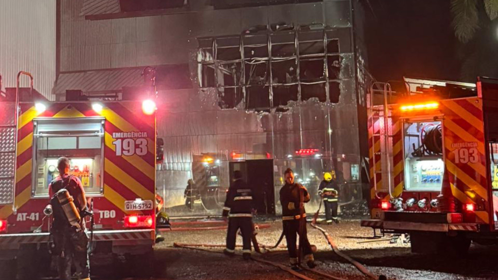 Incêndio destrói parte de fábrica de brinquedos em Timbó