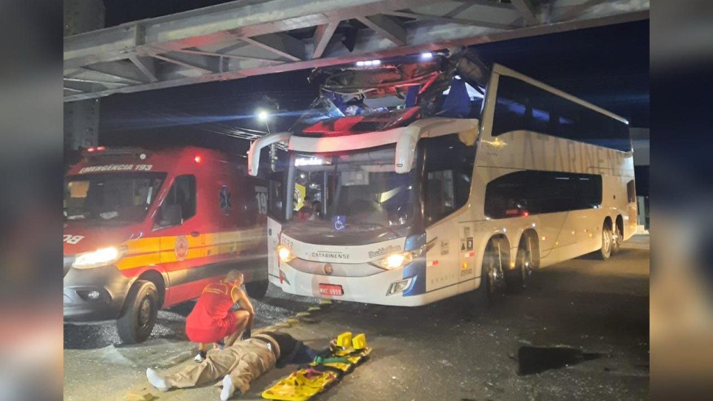 Passageira é arremessada após ônibus colidir no túnel dos Bombeiros, em Itapema