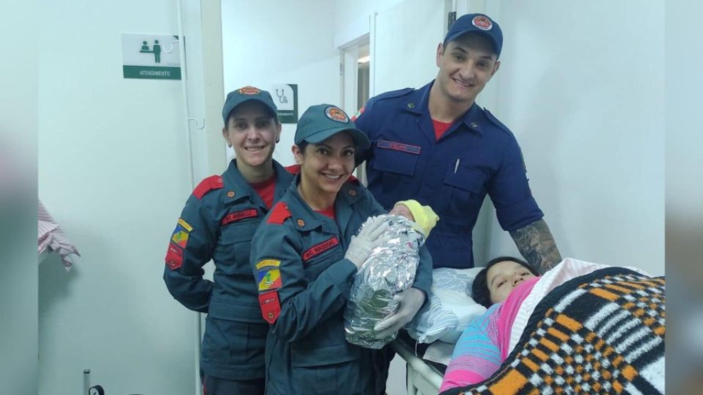 Mulher entra em trabalho de parto inesperado e bombeiros prestam auxílio no nascimento do bebê