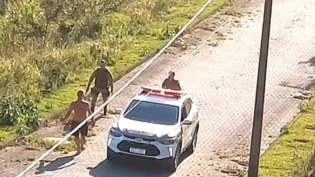 Homem é preso após ameaçar vizinhos e policiais com facão, em Palhoça