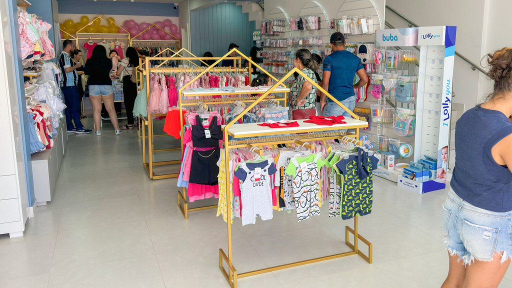 Loja de Tijucas inaugura com roupas por R$ 1,00: “promoção imperdível”
