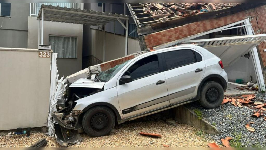 Motorista sem CNH perde controle de carro e invade casas, em Brusque