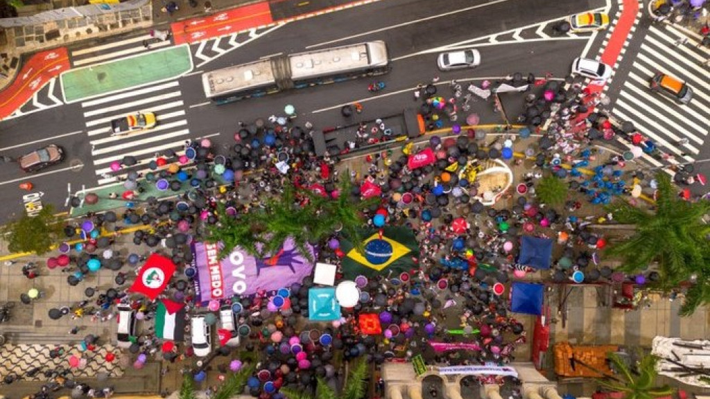 Apoiadores de Lula convocam “ato pela democracia “, mas lotam apenas calçada em esquina de SP