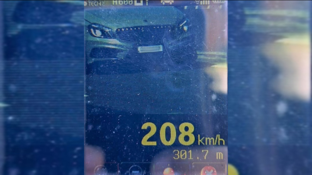 Velozes e furiosos: carro de luxo é flagrado acima do limite de velocidade na BR-101, em SC