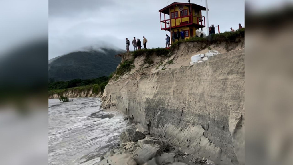 Praia tem faixa de areia destruída após chuvas fortes em SC