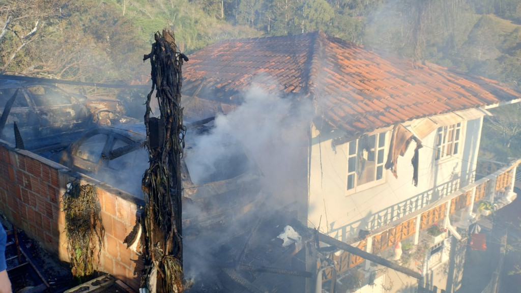 Idoso de 80 anos resgata vítima de incêndio em Florianópolis