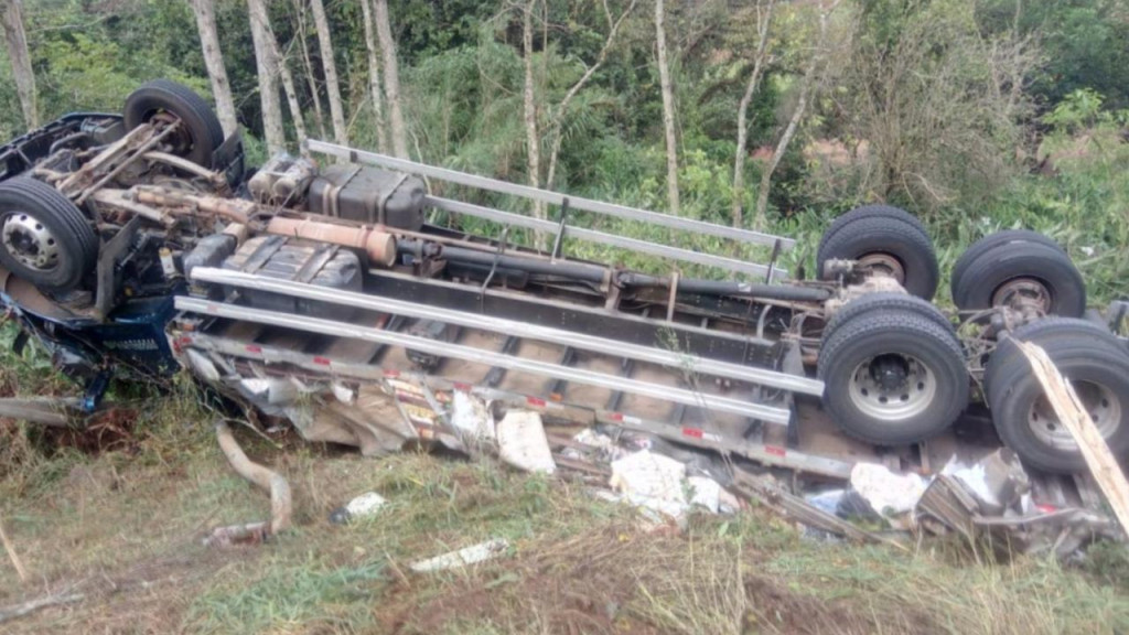 Caminhão carregado com doações para o RS tomba no Oeste de Santa Catarina