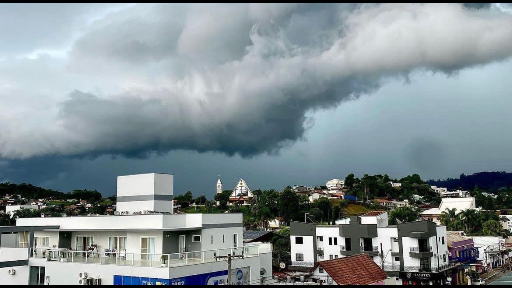Santa Catarina entra em alerta com previsão de chuvas fortes e temporais nas próximas horas