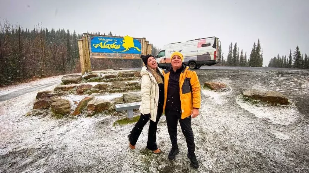Casal de Brusque chega ao Alasca durante viagem de volta ao mundo