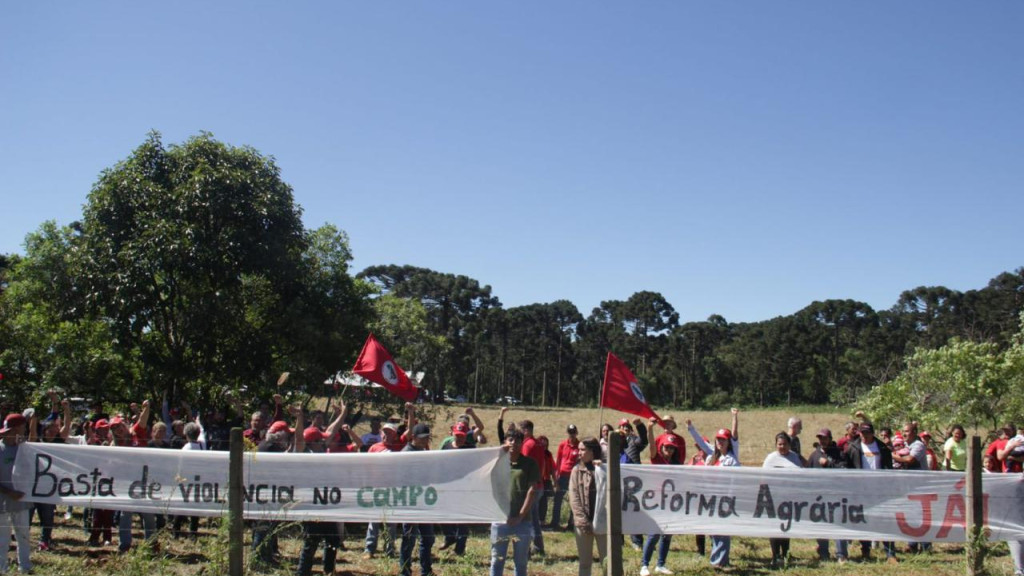 Governo Lula inicia entrega de terras invadidas em SC para o MST e comemoração termina em conflito