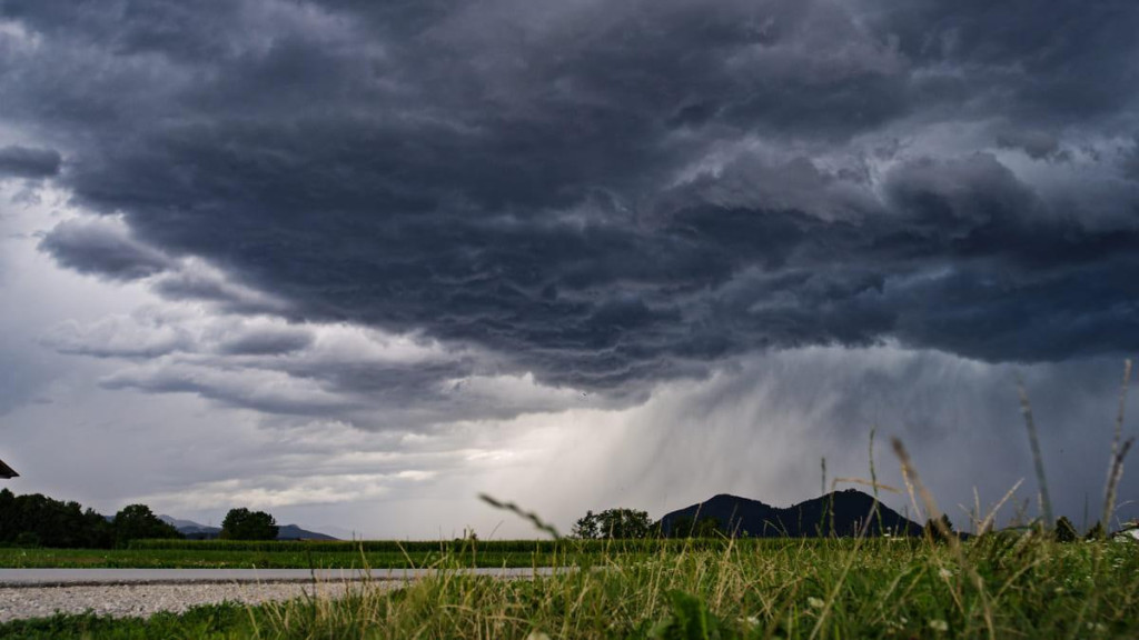 Bagunça climática em SC: frente fria provoca chuvas intensas, ventania e granizo