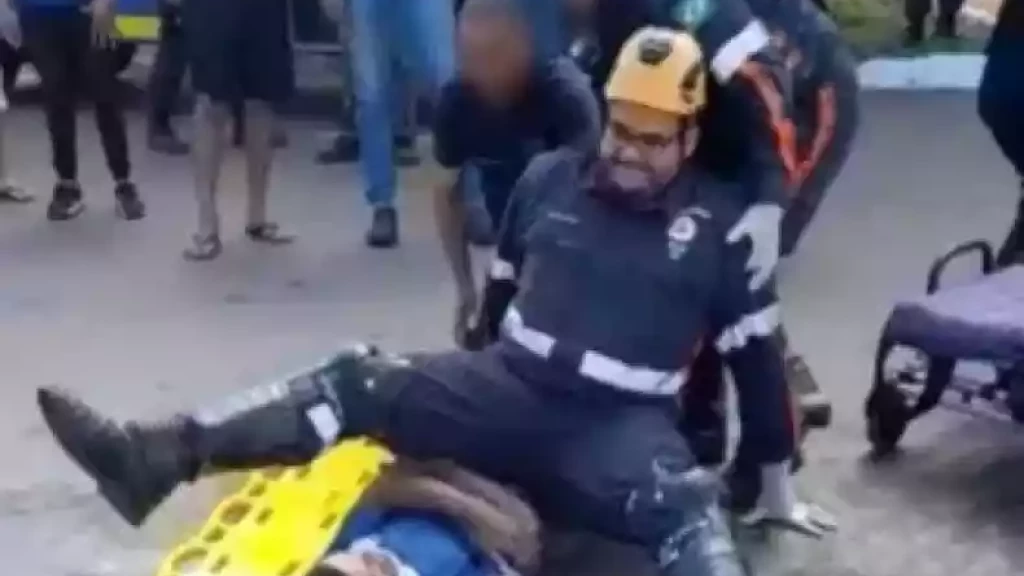 Socorrista do Samu escorrega, cai em cima de paciente e vídeo viraliza