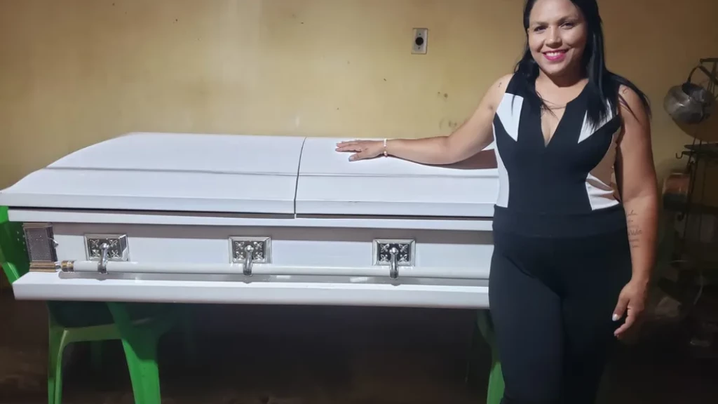 Ex-funcionária de funerária recebe ‘caixão de luxo’ como indenização trabalhista