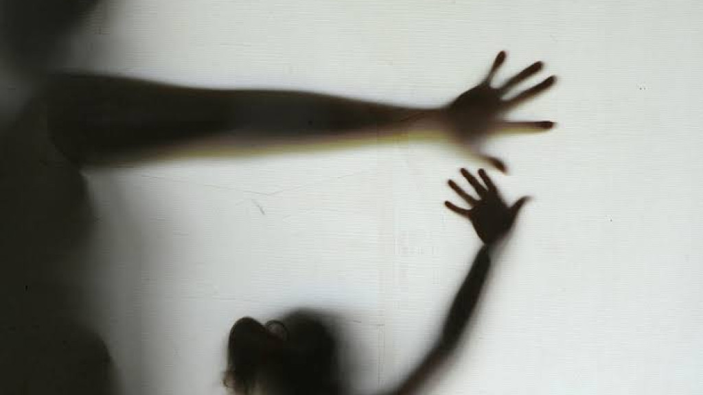 Pai convida amiga da filha para banho de piscina e estupra a menina, em Tijucas