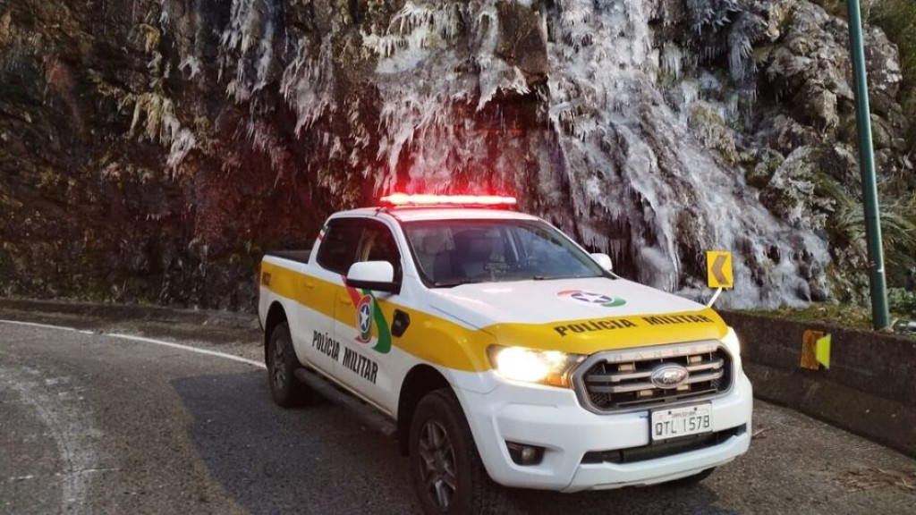 VÍDEO: Serra do Rio do Rastro amanhece com paisagem e pista congelada