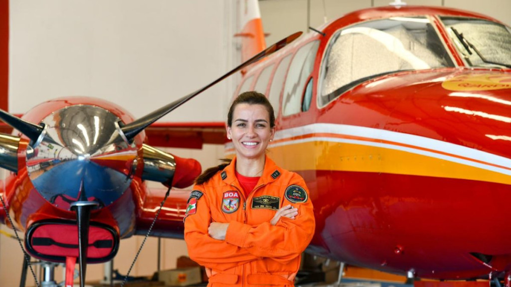 Primeira mulher bombeira de SC se qualifica como piloto de avião multimotor