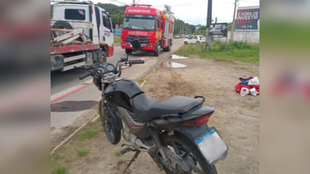 Adolescente de 16 anos bate moto contra caminhão em Porto Belo