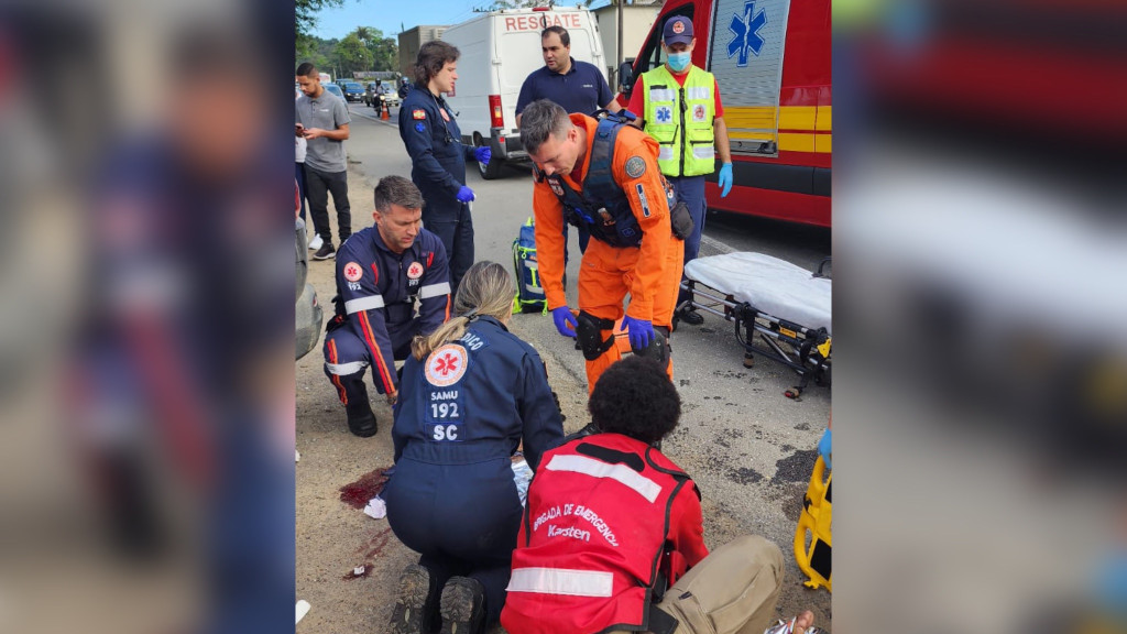 Colisão entre carro e moto mobiliza Arcanjo em Blumenau