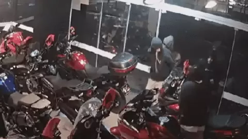VÍDEO: Criminosos fazem arrastão e furtam várias motos de loja em Criciúma