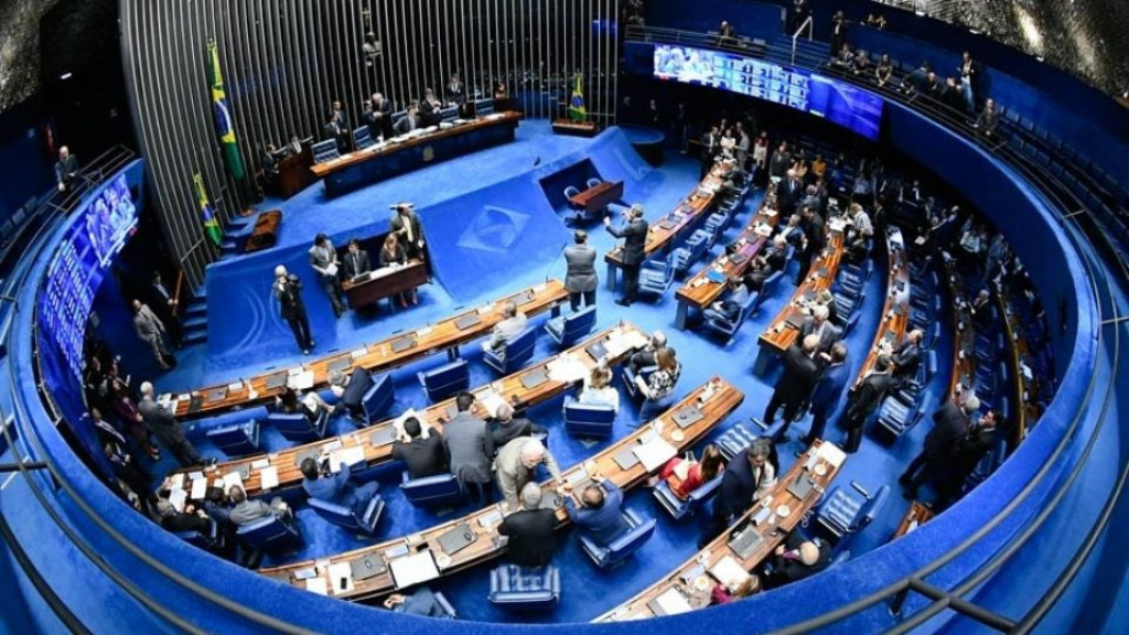 Senadores brasileiros reduzem jornada de trabalho e aumentam salário